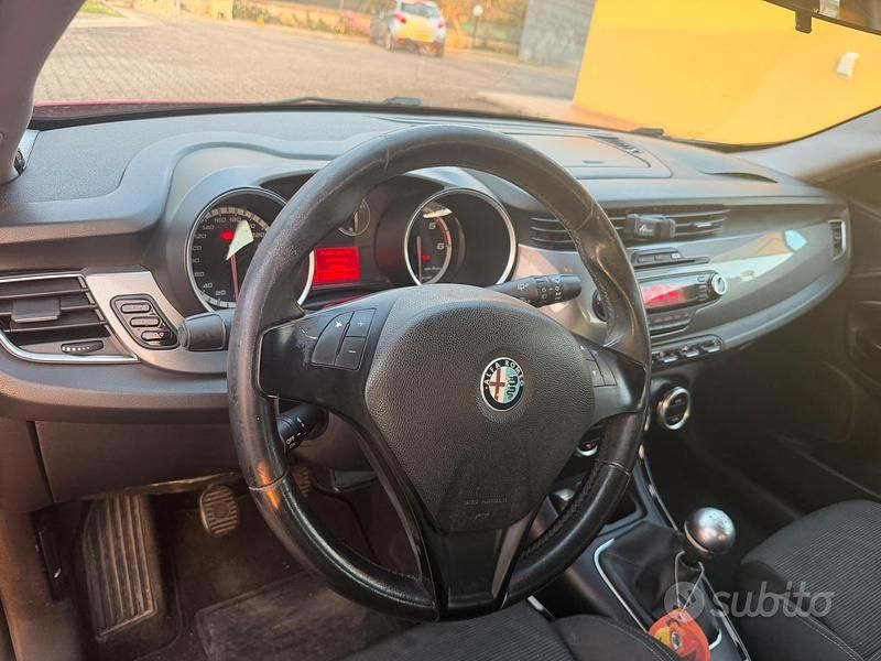 Second-hand Alfa Romeo Giulietta 109 CP (80 kW) 2011 Roșu Hatchback
