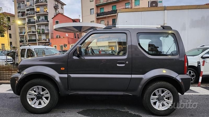 Grigio Usata 2011 Suzuki Jimny SUV | 16.000 € (Molto cara) - Immagine 1/4