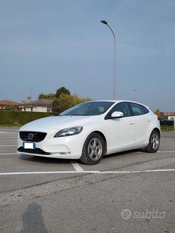Usata Volvo V40 Kinetic 114 CV (83 kW) 2015 Bianco Berlina
