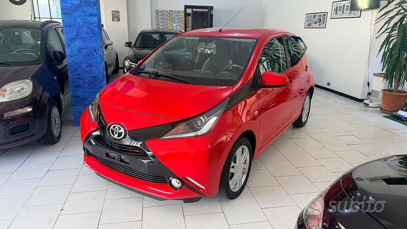 Usata Toyota Aygo X-play 69 CV (50 kW) 2017 Rosso Utilitaria