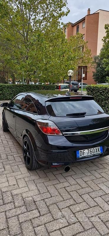 Usata Opel Astra GTC 90 CV (66 kW) 2007 Nero Berlina