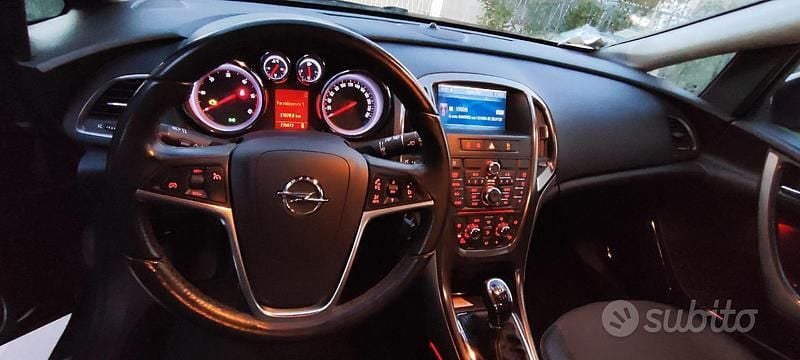 Nero Usata 2010 Opel Astra Tre volumi | 2500 € (Ottimo prezzo) - Immagine 1/4