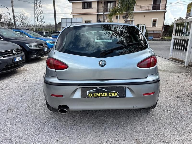 Usata Alfa Romeo 147 Distinctive 116 CV (85 kW) 2004 Grigio Utilitaria