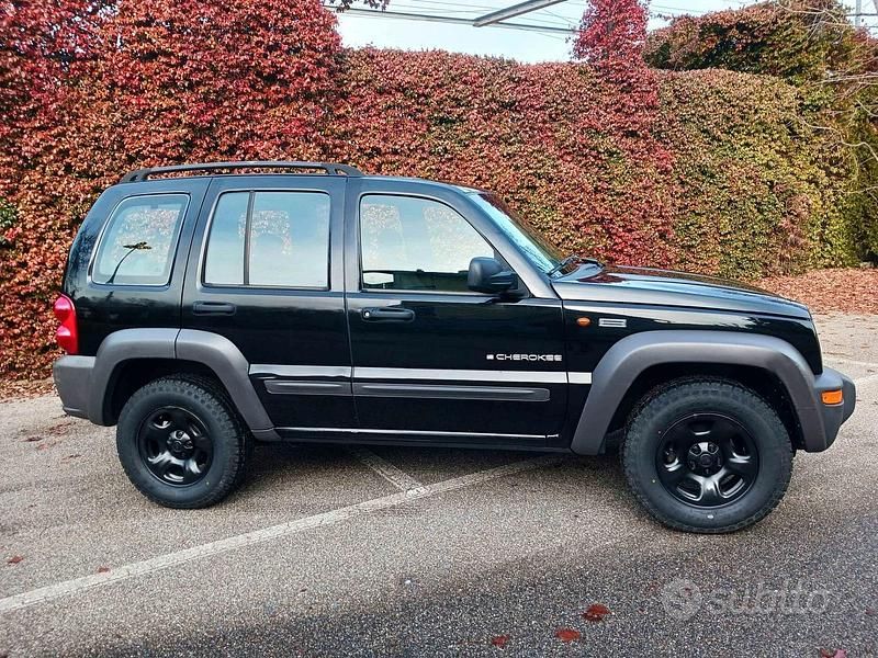 Second-hand Jeep Cherokee 142 CP (104 kW) 2002 Negru SUV