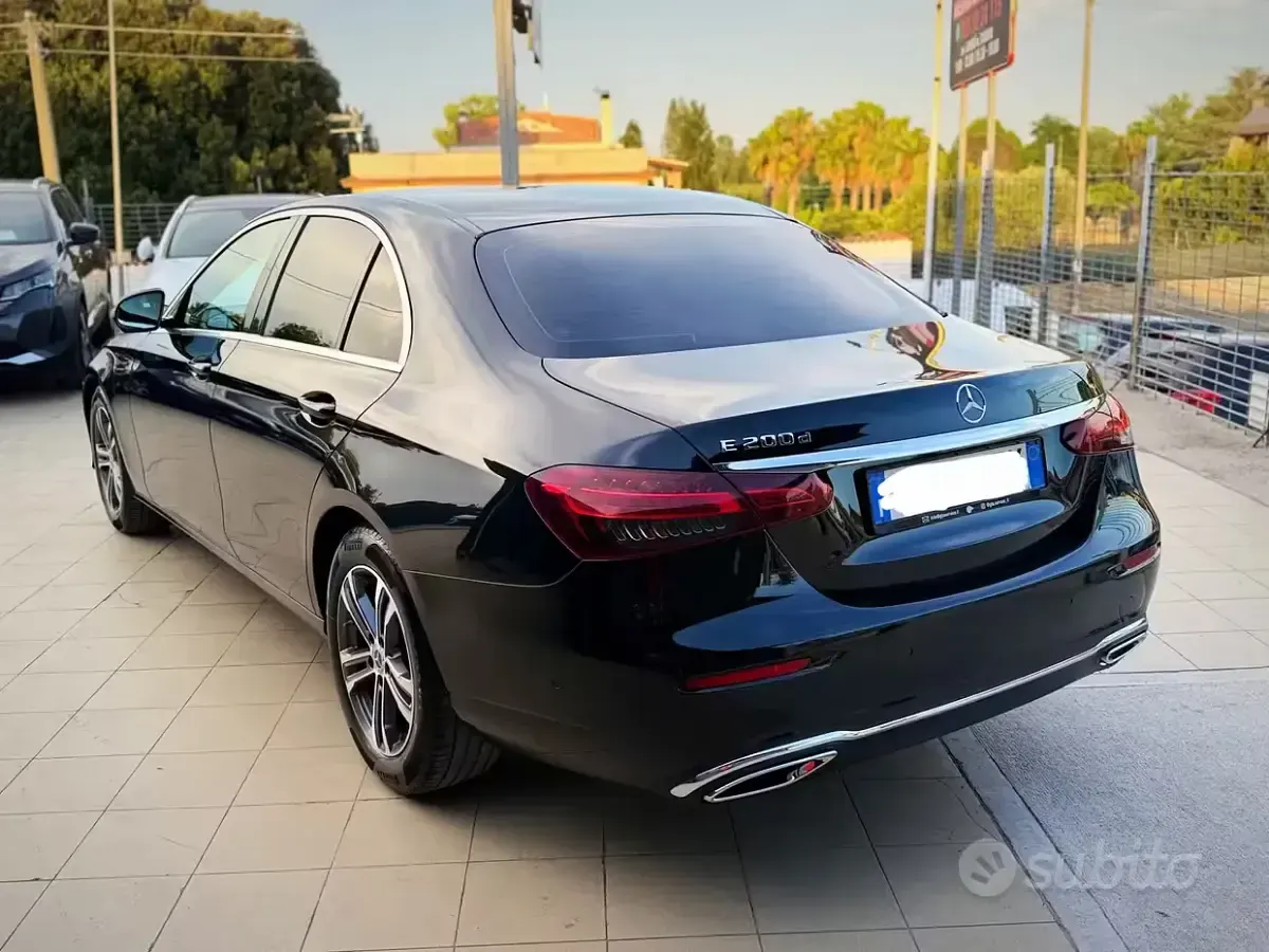 Usata Mercedes E200 Premium Plus 160 CV (117 kW) 2021 Marrone Berlina