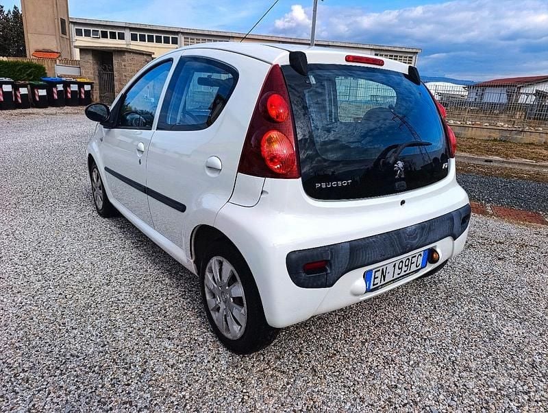 Usata Peugeot 107 Active 68 CV (50 kW) 2012 Bianco Utilitaria