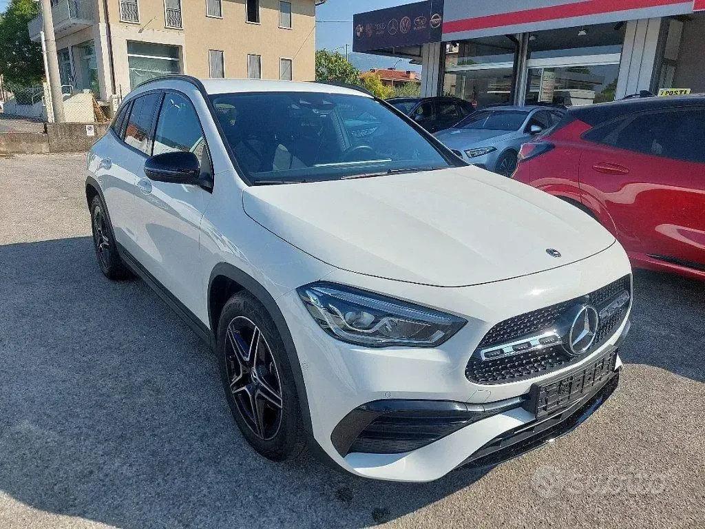 Usata Mercedes GLA200 AMG Line Premium 136 CV (100 kW) 2023 Bianco pastello SUV