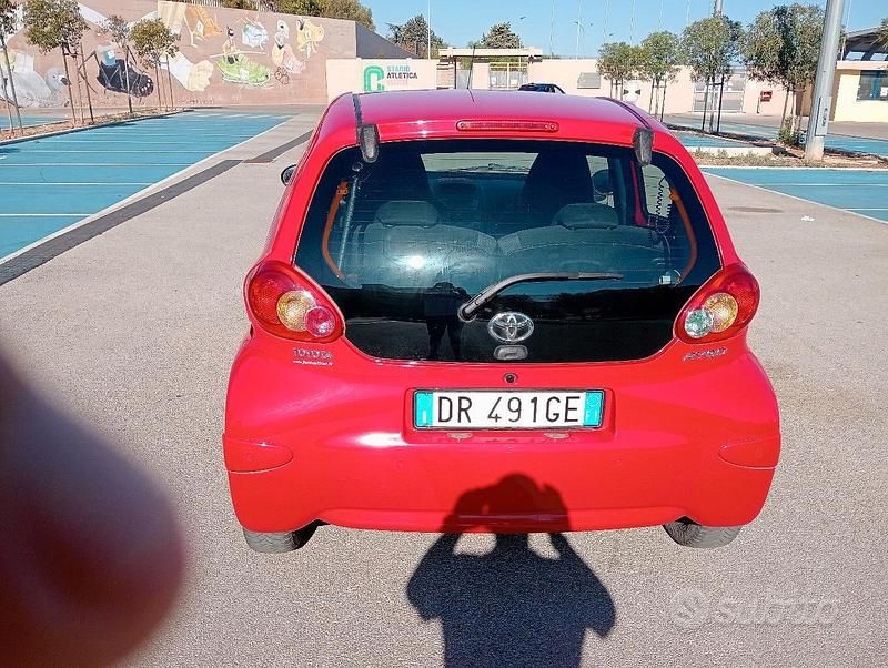 Usata Toyota Aygo 68 CV (50 kW) 2008 Rosso Utilitaria