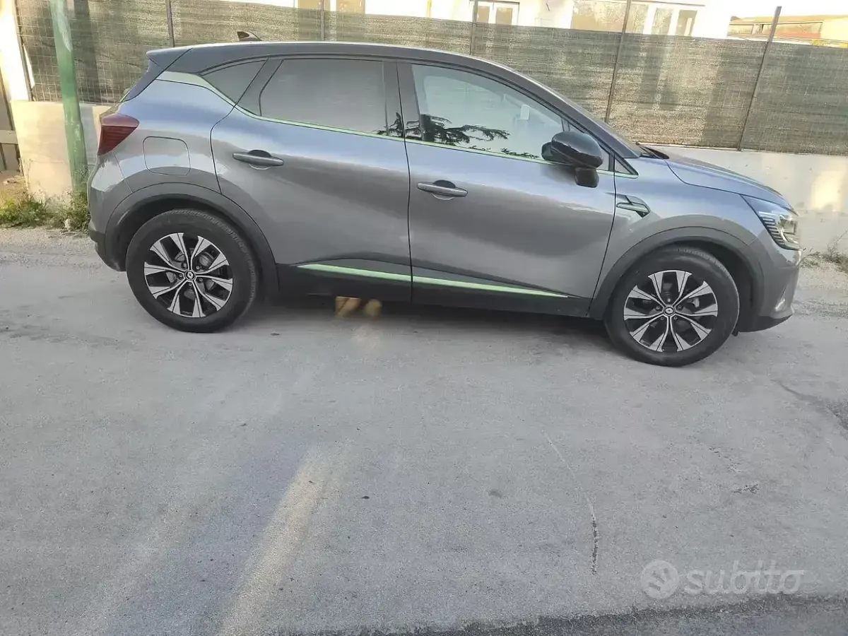 Usata Renault Captur Techno 101 CV (74 kW) 2024 Grigio SUV