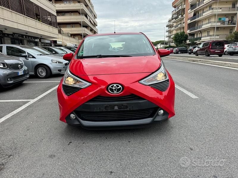 Usata Toyota Aygo Connect Style 72 CV (52 kW) 2020 Rosso Utilitaria