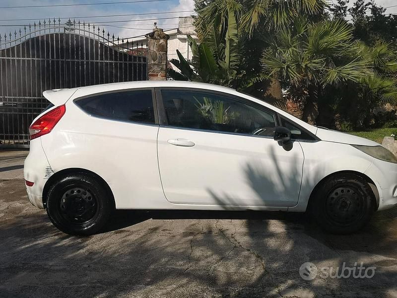 Usata Ford Fiesta 134 CV (98 kW) 2010 Bianco Utilitaria