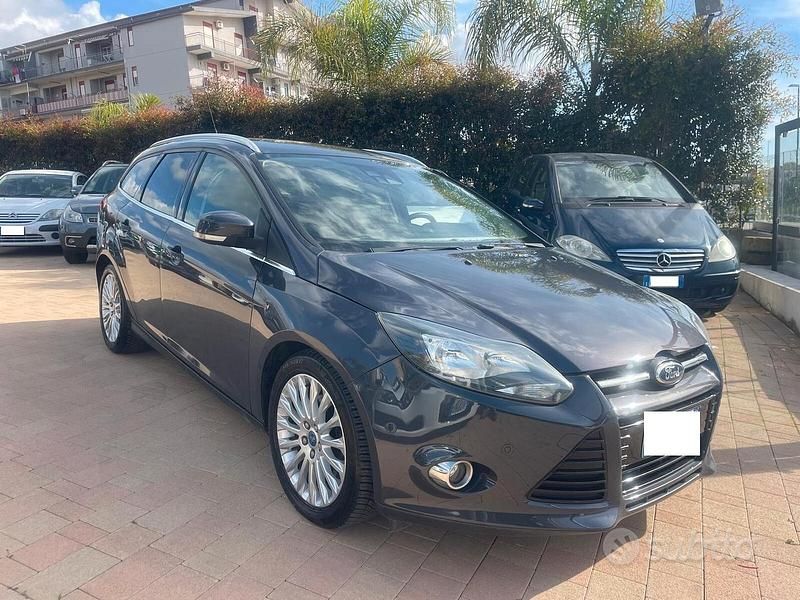 Usata Ford Focus 116 CV (85 kW) 2014 Grigio Station wagon