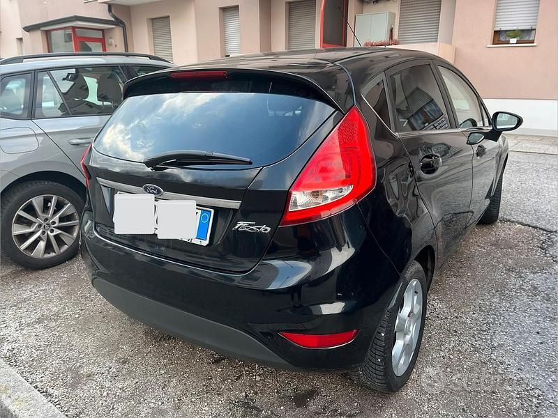 Usata Ford Fiesta Titanium 95 CV (69 kW) 2010 Nero Utilitaria