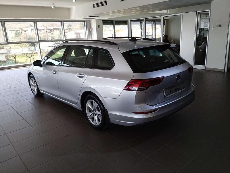 Usata VW Golf VIII Life 131 CV (96 kW) 2021 Argento Station wagon