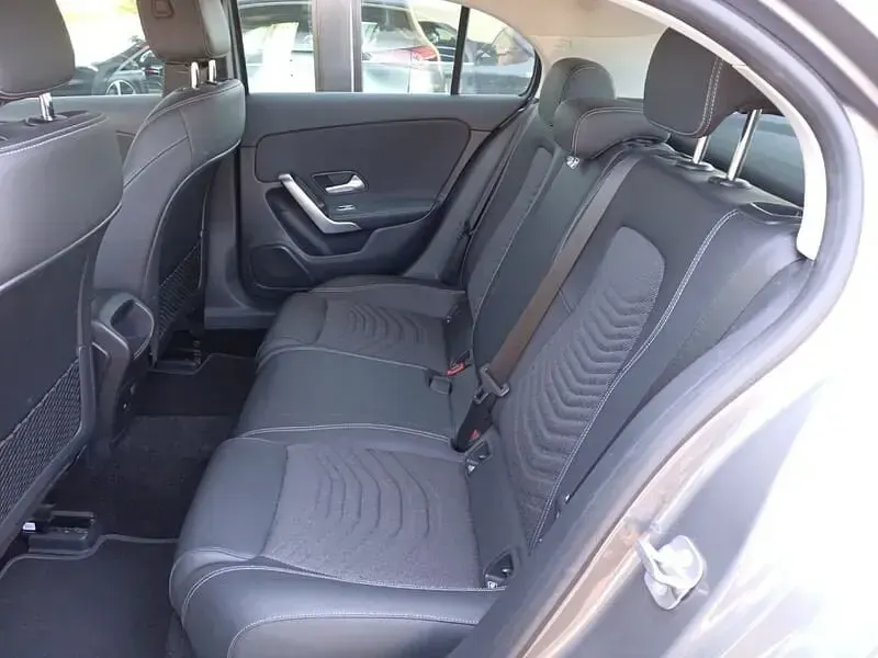 Usata Mercedes A180 Advanced 116 CV (85 kW) 2023 Grigio montagna Utilitaria