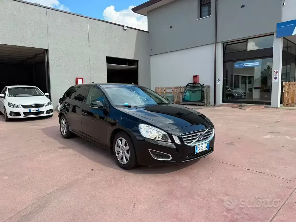 Usata Volvo V60 Summum 180 CV (132 kW) 2011 Nero Station wagon