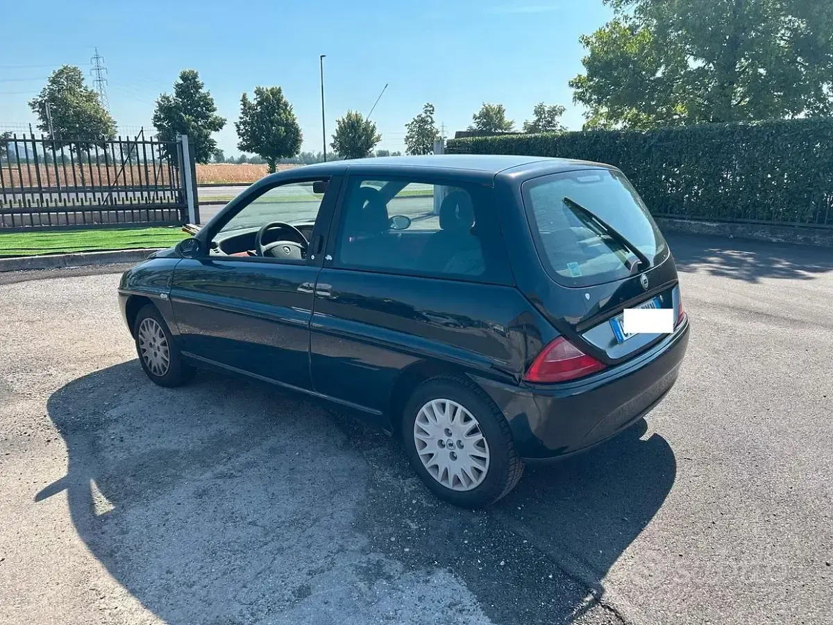 Usata Lancia Ypsilon 60 CV (44 kW) 2003 Nero Utilitaria