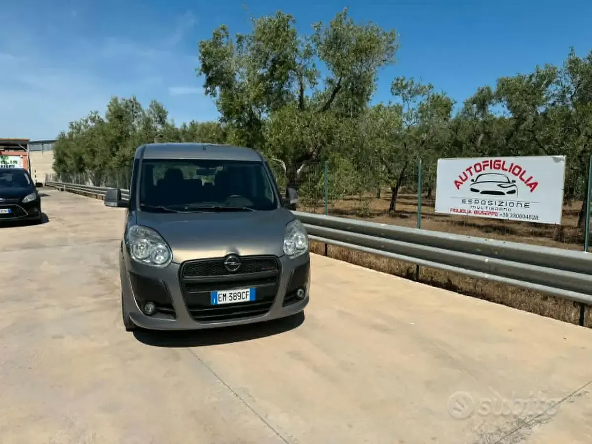 Usata Opel Combo 105 CV (77 kW) 2012 Marrone Monovolume