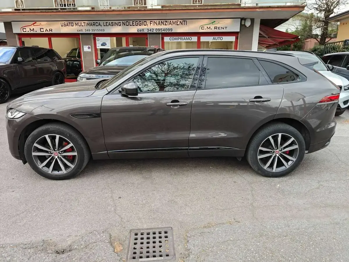 Usata Jaguar F-Pace R-Dynamic 204 CV (150 kW) 2023 Grigio SUV