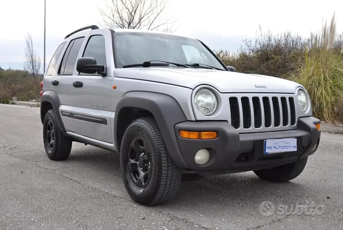Usata Jeep Cherokee Sport 143 CV (105 kW) 2003 Grigio SUV