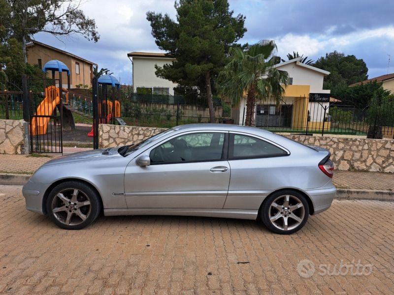 Usata Mercedes C220 Elegance 143 CV (105 kW) 2006 Grigio Coupé