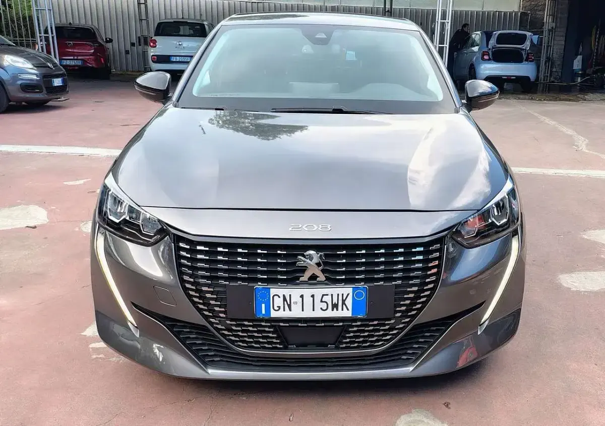 Usata Peugeot 208 Allure 102 CV (75 kW) 2024 Grigio Utilitaria