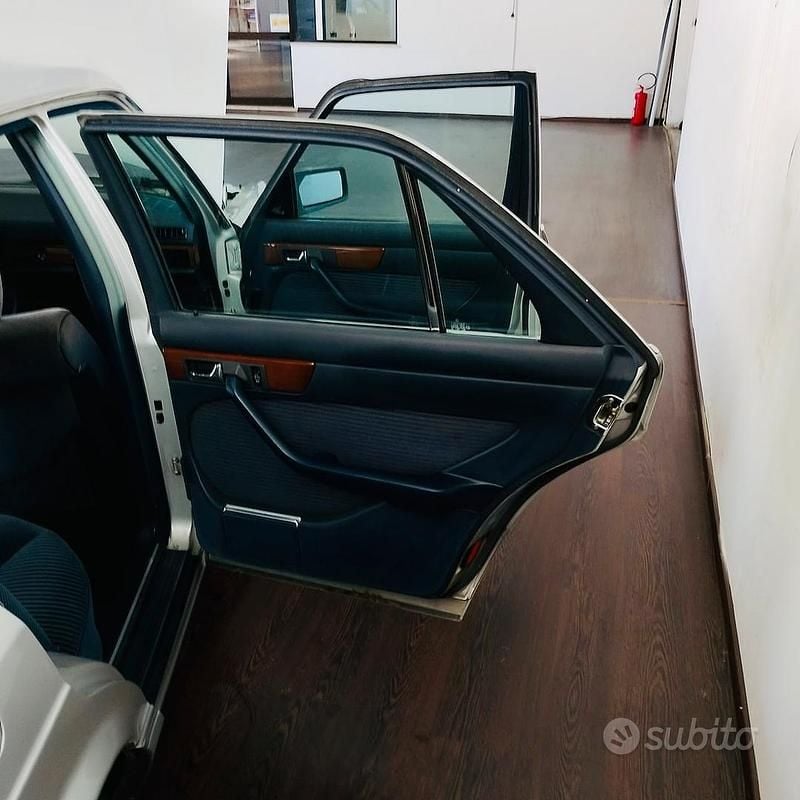 Usata Mercedes 500 265 CV (194 kW) 1987 Grigio Berlina