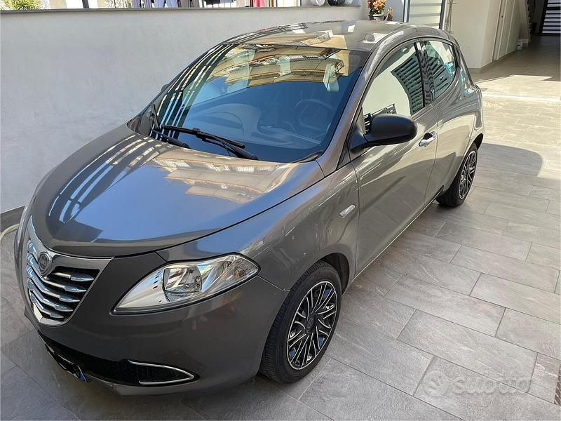 Usata Lancia Ypsilon 95 CV (69 kW) 2014 Grigio Utilitaria