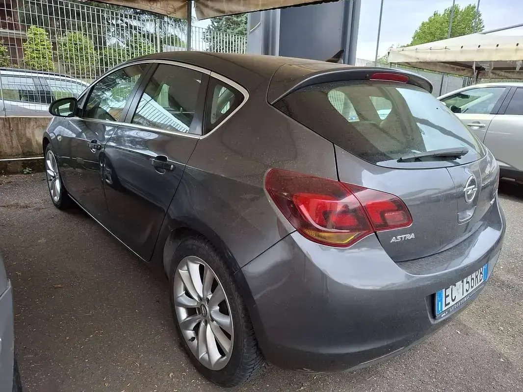 Usata Opel Astra Cosmo 125 CV (91 kW) 2010 Grigio Berlina