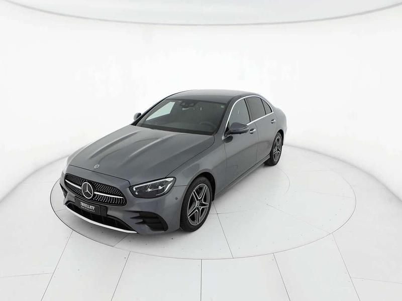 Grigio selenite Usata 2022 Mercedes E300 Premium Plus Tre volumi | 45.600 € (Buon prezzo) - Immagine 1/4