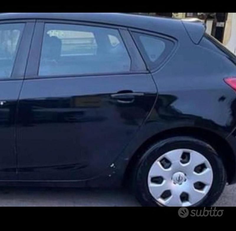 Usata Opel Astra 110 CV (80 kW) 2012 Nero Berlina