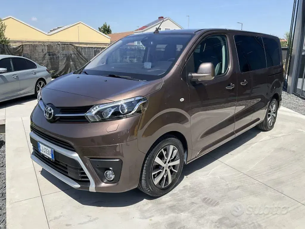 Usata Toyota Proace Verso Luxury 144 CV (105 kW) 2022 Marrone Station wagon