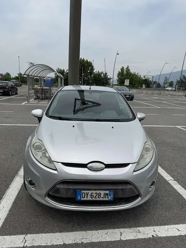 Usata Ford Fiesta Titanium 82 CV (60 kW) 2010 Bianco Berlina