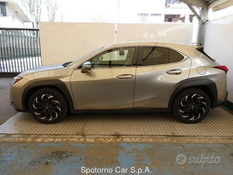 Usata Lexus UX 152 CV (111 kW) 2019 Grigio SUV