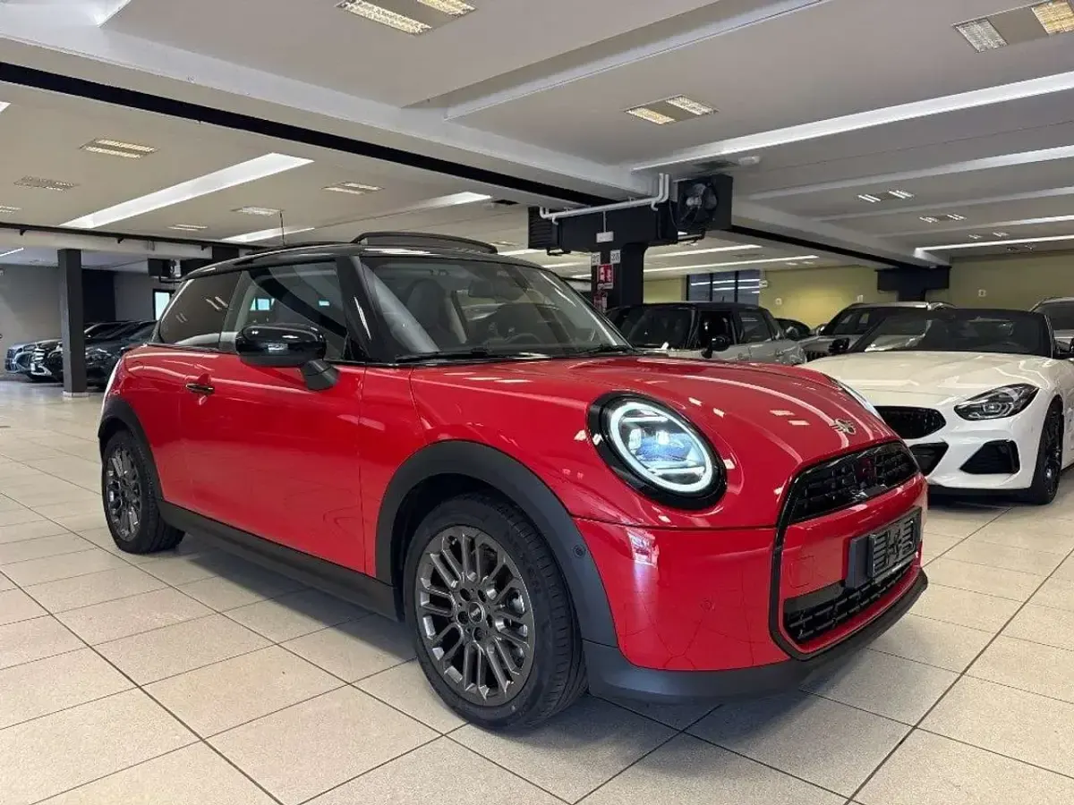 Usata Mini Cooper Favoured 114 kW (156 CV) 2025 Rosso Utilitaria
