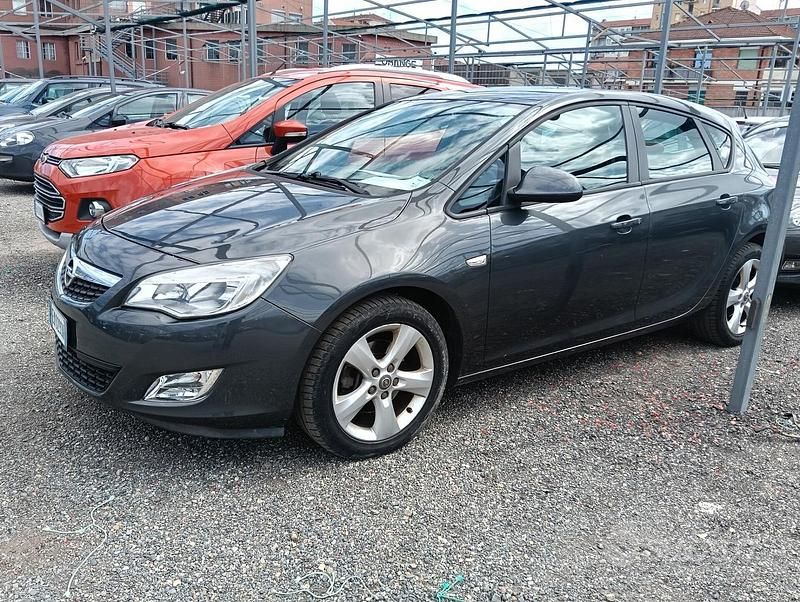Usata Opel Astra 110 CV (80 kW) 2012 Grigio Berlina