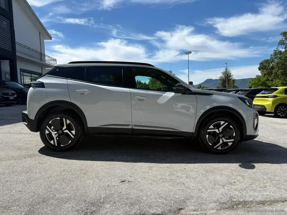 Usata Peugeot 2008 Allure 102 CV (75 kW) 2025 Bianco SUV
