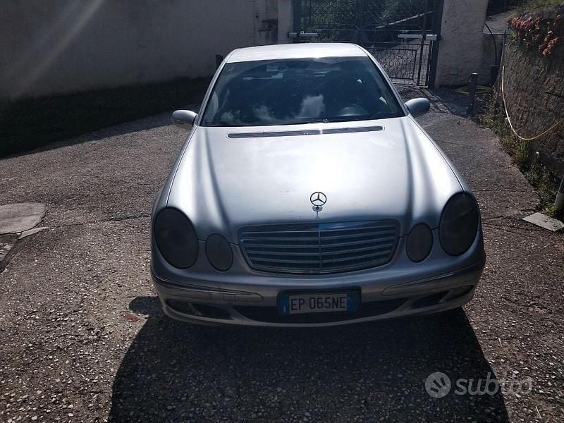 Usata Mercedes E220 150 CV (110 kW) 2002 Grigio Berlina