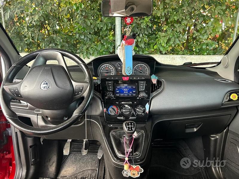 Usado Lancia Ypsilon 95 HP (69 kW) 2016 Vermelho Citadino