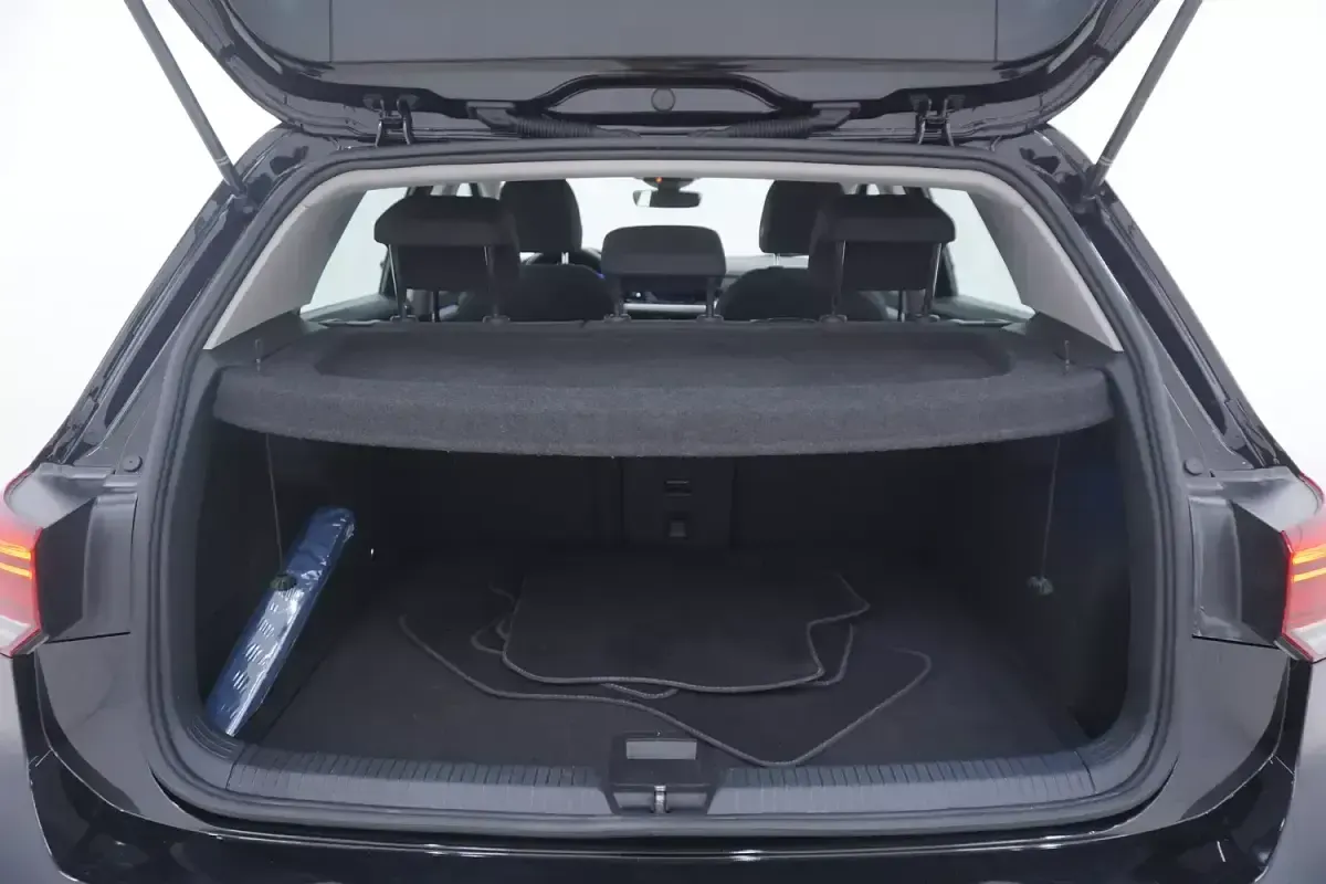 Usata VW Golf VIII Life 110 CV (80 kW) 2023 Neronero Berlina