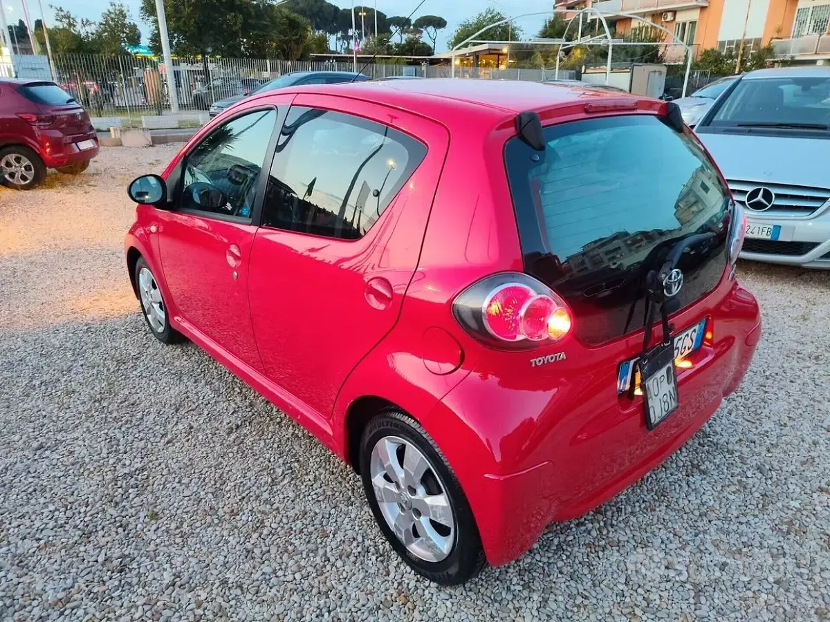 Usata Toyota Aygo 68 CV (50 kW) 2013 Rosso Utilitaria