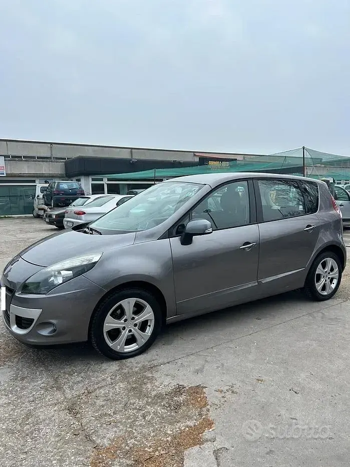 Usata Renault Scenic E-Tech Luxe 130 CV (95 kW) 2010 Grigio Monovolume