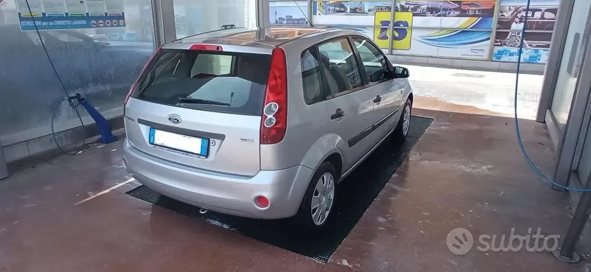 Usata Ford Fiesta 68 CV (50 kW) 2006 Grigio Utilitaria