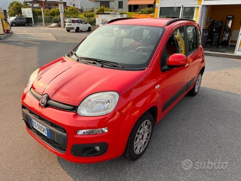 Rosso Usata 2017 Fiat Panda Lounge Due volumi | 7900 € (Buon prezzo) - Immagine 1/4