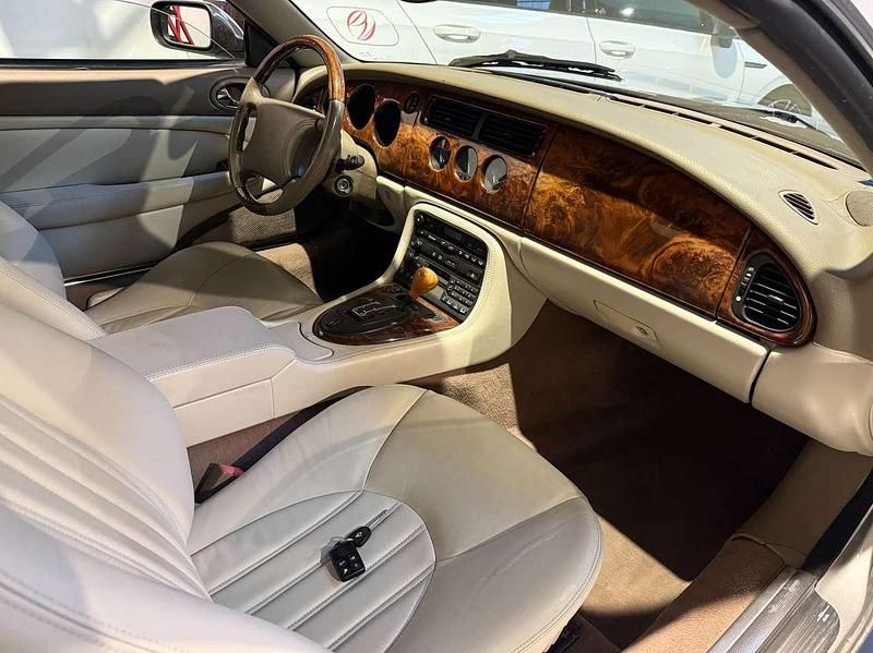 Begagnad Jaguar XK8 284 HK (208 kW) 1999 Silver Cab
