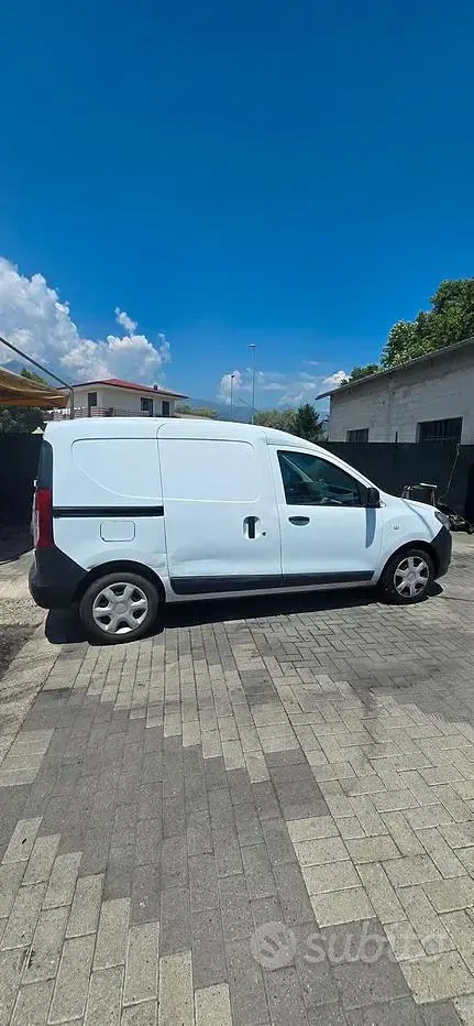 Usata Dacia Dokker Ambiance 82 CV (60 kW) 2015 Bianco Monovolume