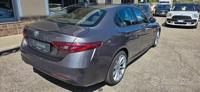 Usata Alfa Romeo Giulia Super 150 CV (110 kW) 2016 Grigio Berlina