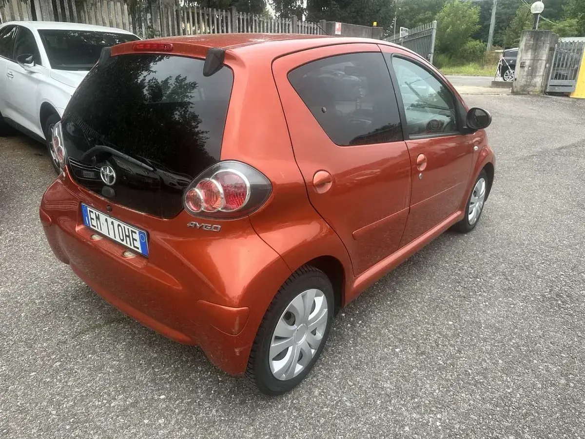 Usata Toyota Aygo Edition 68 CV (50 kW) 2012 Arancione Utilitaria