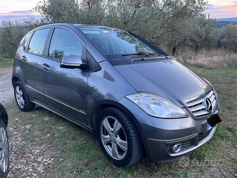 Grigio Usata 2009 Mercedes A180 Due volumi | 1200 € - Immagine 1/4