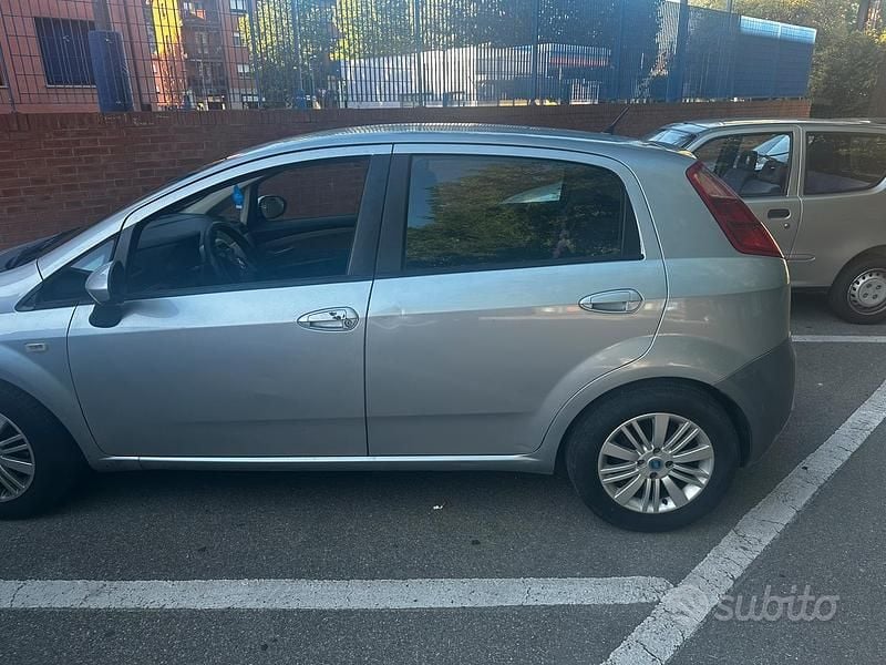Grigio Usata 2005 Fiat Grande Punto Due volumi | 1100 € (Super prezzo) - Immagine 1/4